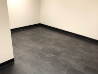 Sterke PVC vloer aangebracht in een kantoor